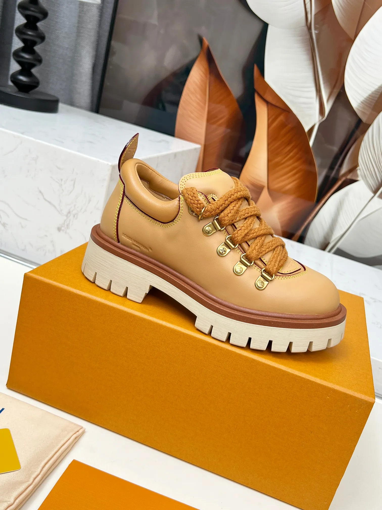 p660💰"Couple Style" LV Louis Vuitton's 2025 autumn and winter new style, developed one-to-one from the original version, retro fashionable, handsome and cool mountaineering derby shoes are now available.  Material: Imported first-layer cowhide Lining: Imported lambskin Outsole: Original molded TR non-slip outsole Sole height: 3.5cm Shoe size: Same style for men and women 35-45
